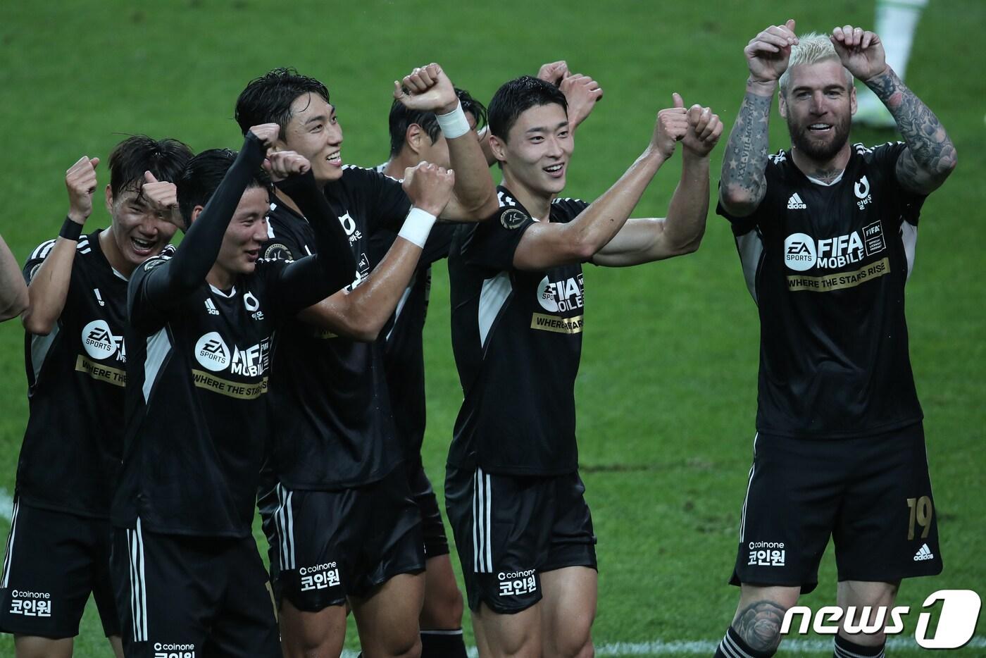 본문 이미지 - 팀 K리그의 조규성(오른쪽 두번째)이 13일 오후 서울 마포구 상암동 서울월드컵경기장에서 열린 쿠팡플레이 시리즈 토트넘 홋스퍼와의 경기에서 동점골을 성공시킨 뒤 동료들과 세리머니를 하고 있다. 2022.7.13/뉴스1 ⓒ News1 이광호 기자