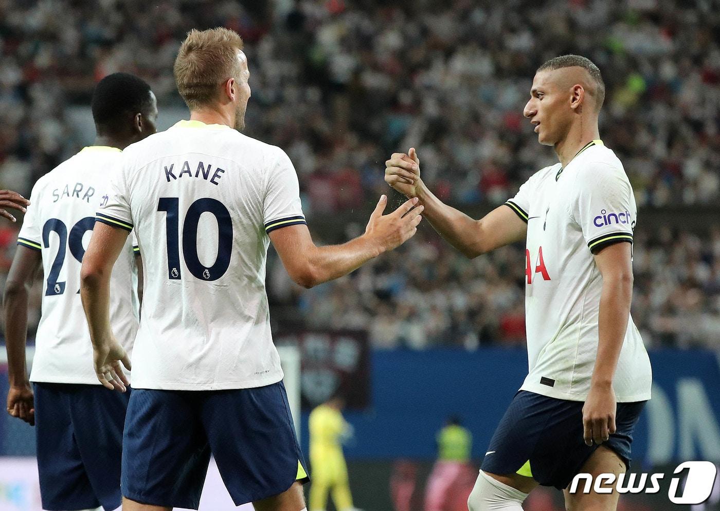 토트넘 홋스퍼의 해리 케인이 13일 오후 서울 마포구 상암동 서울월드컵경기장에서 열린 쿠팡플레이 시리즈 팀 K리그와의 경기에서 후반 역전골을 넣은 히샬리송과 기쁨을 나누고 있다. 2022.7.13/뉴스1 ⓒ News1 김진환 기자