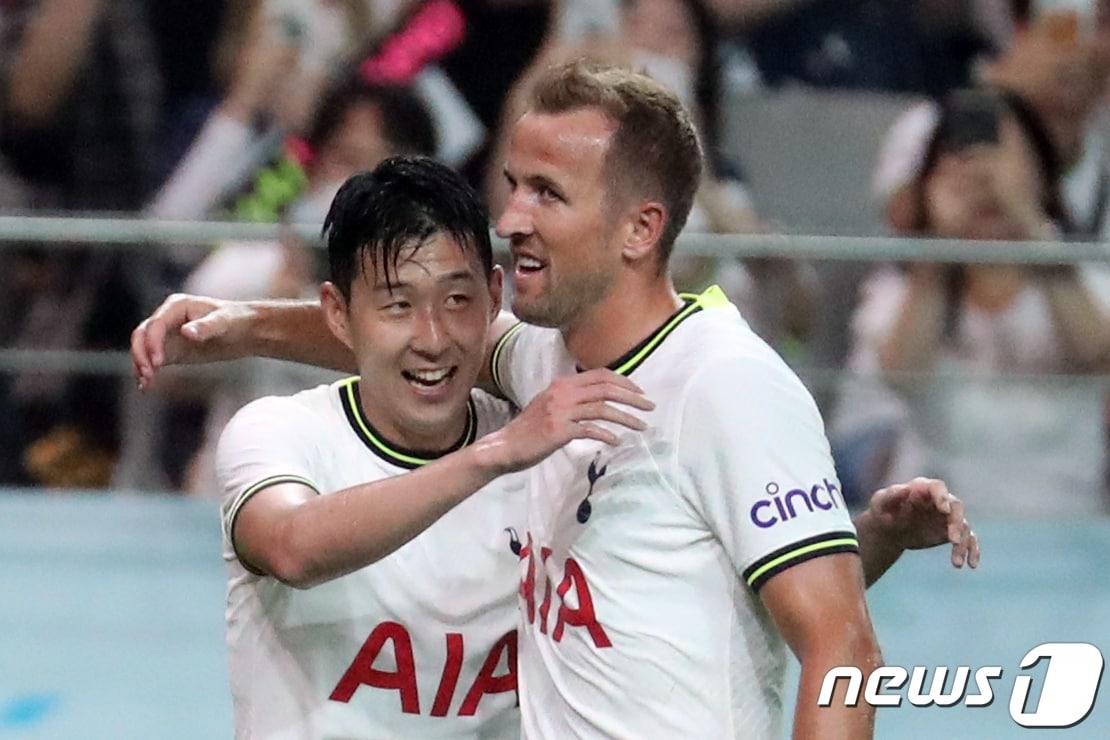 본문 이미지 - 2022년 7월 토트넘 홋스퍼 소속으로 한국 축구 팬 앞에서 경기를 뛴 해리 케인(오른쪽)과 손흥민. 2022.7.13/뉴스1 ⓒ News1 황기선 기자
