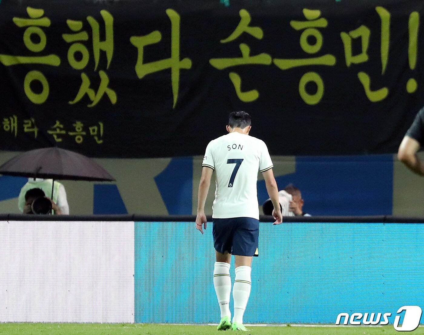 본문 이미지 - 토트넘 손흥민이 13일 오후 서울 마포구 상암동 서울월드컵경기장에서 열린 쿠팡플레이 시리즈 팀 K리그와의 경기 후반전에서 경기에 임하고 있다. 경기는 토트넘이 팀 K리그 상대 6대3 승리를 거뒀다. 2022.7.13/뉴스1 ⓒ News1 DB