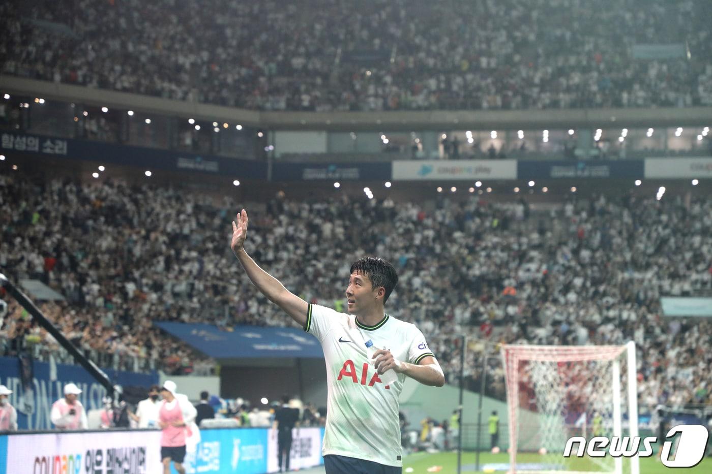 13일 오후 서울 마포구 상암동 서울월드컵경기장에서 열린 쿠팡플레이 시리즈 팀 K리그와 토트넘 홋스퍼의 경기, 토트넘 손흥민이 경기를 마치고 팬들에게 인사하고 있다. 이날 경기는 토트넘이 6대 3으로 팀 K리그에 승리했다. 2022.7.13/뉴스1 ⓒ News1 황기선 기자