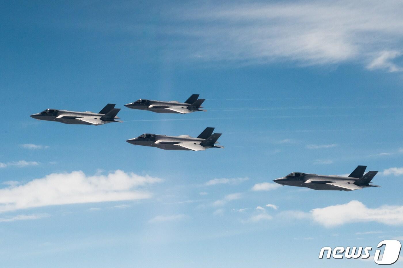 본문 이미지 - 한미 공군 F-35A 전투기 등의 연합비행훈련. (공군 제공) 2022.7.14/뉴스1