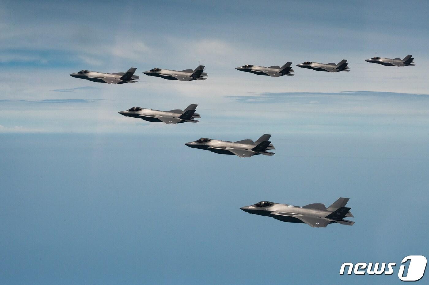 본문 이미지 - 한미 공군이 11~14일 양국 F-35A 전투기가 참가하는 연합비행훈련을 하고 있다. (공군 제공) 2022.7.14/뉴스1