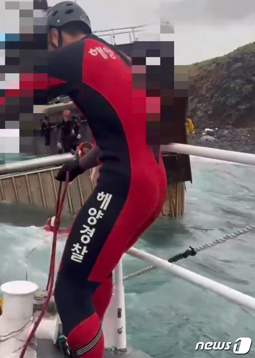 본문 이미지 - 14일 오전 제주 차귀도 인근 해상에서 좌초된 어선에서 해경이 승선원들을 구조하고 있다.(제주해양경찰서 제공) 2022.7.14/뉴스1ⓒ News1