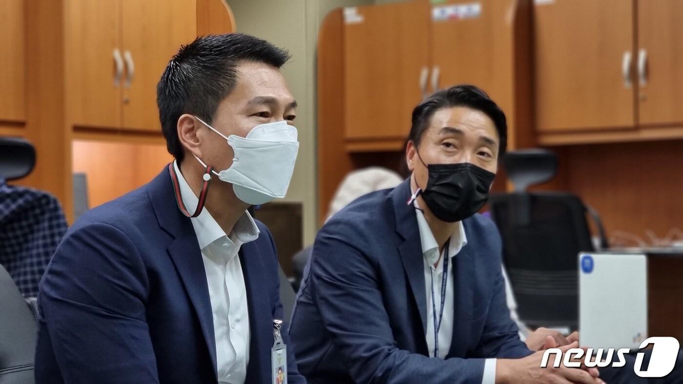 오지석 전북경찰청 감찰계장(사진 왼쪽)은 14일 브리핑을 열고 "전북경찰 소속 경찰관이 민간 단체를 운영하며 유료 교육을 통해 자격증을 발급했다"며 "이 과정에서 문제가 있었다는 의혹이 제기돼 전날 감찰에 착수했다"고 밝혔다.2022.7.14/ⓒ 뉴스1 이지선기자