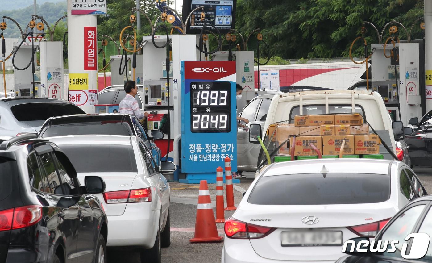 지난 7월14일 서울 서초구 만남의광장 알뜰주유소에서 시민들이 주유하고 있다. /뉴스1 ⓒ News1 송원영 기자