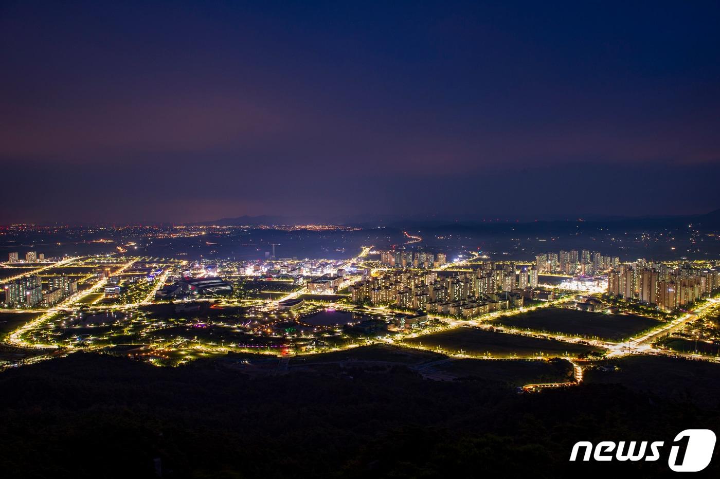 내포신도시가 충남혁신도시 지정과 서해선 복선전철 KTX망 구축 등 호재로 주택건설이 활발하다. 내포신도시 야경. ⓒ 뉴스1