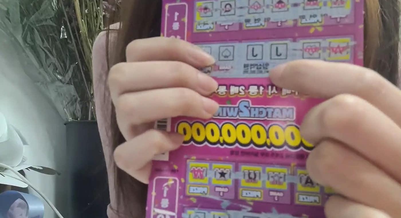 생방송 중 20억원 규모의 즉석복권에 당첨된 여성 BJ. (온라인 커뮤니티 갈무리) ⓒ 뉴스1