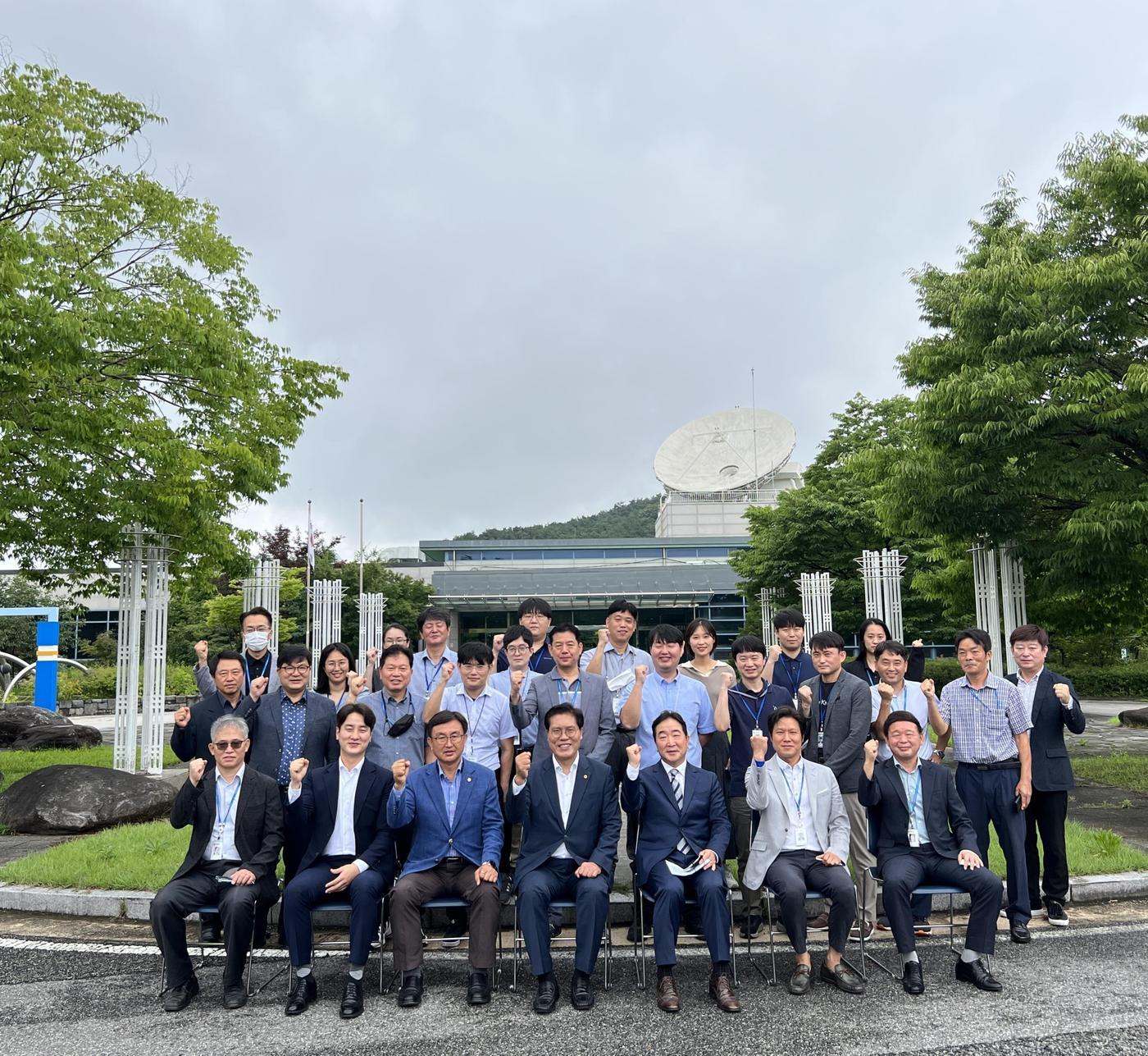 본문 이미지 - 위성전파감시센터 현장 방문 기념 단체사진(송석준 의원실 제공) ⓒ 뉴스1