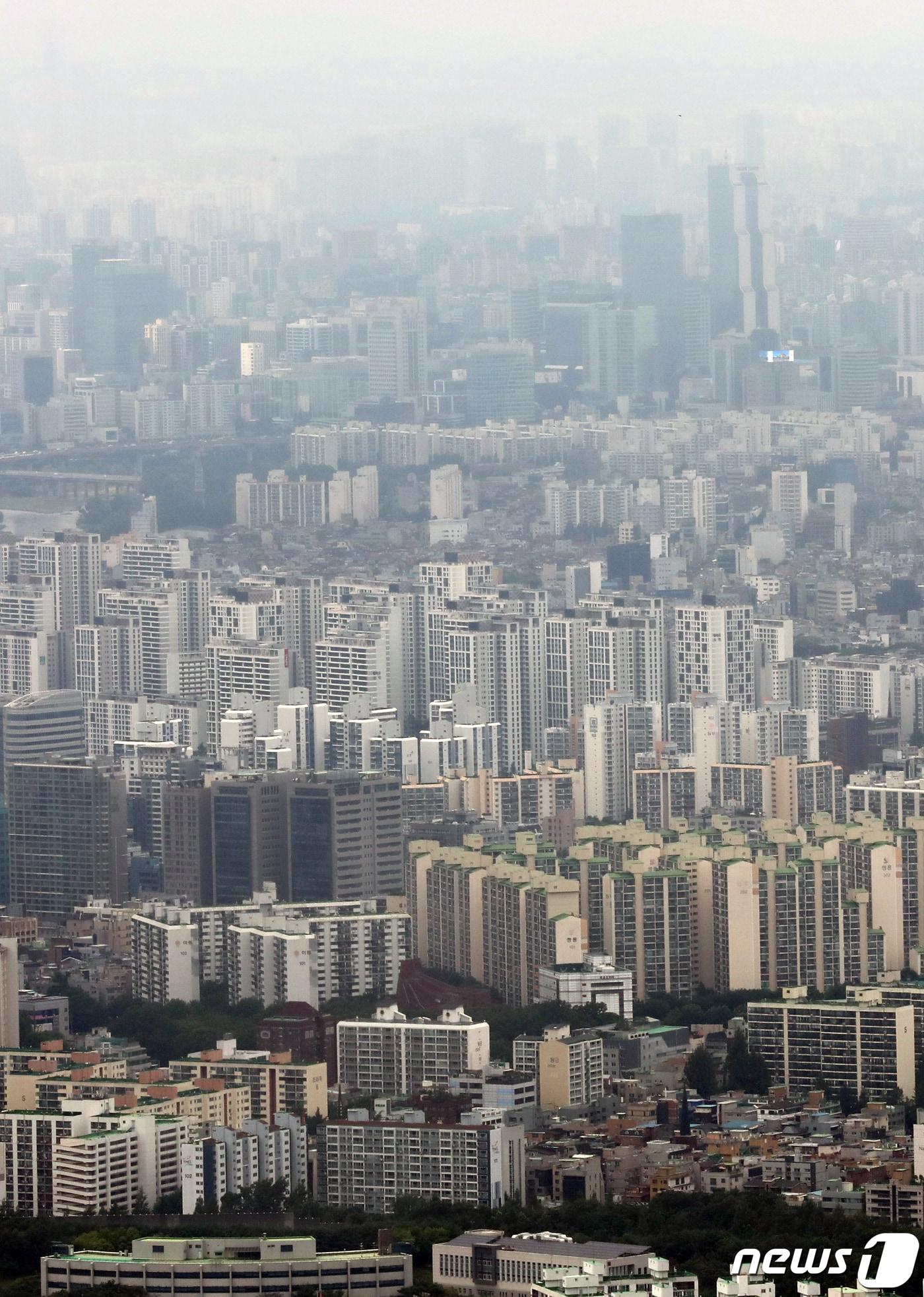 본문 이미지 - 남한산성에서 바라본 서울 아파트 단지 모습. 2022.7.14/뉴스1 ⓒ News1 송원영 기자