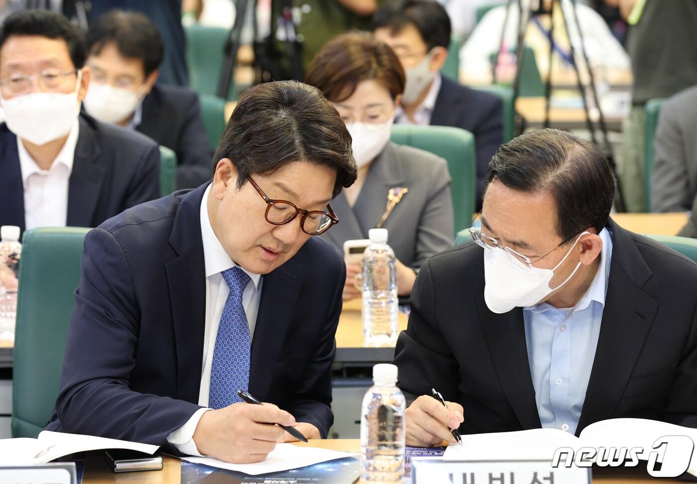 본문 이미지 - 권성동 국민의힘 대표 직무대행 겸 원내대표와 주호영 의원이 지난달 14일 오후 서울 여의도 국회 의원회관에서 열린 산업 디지털 전환 국회 포럼 ‘ON 미래, 산업 디지털 전환’에서 대화를 나누고 있다. (공동취재) 2022.7.14/뉴스1 ⓒ News1 허경 기자