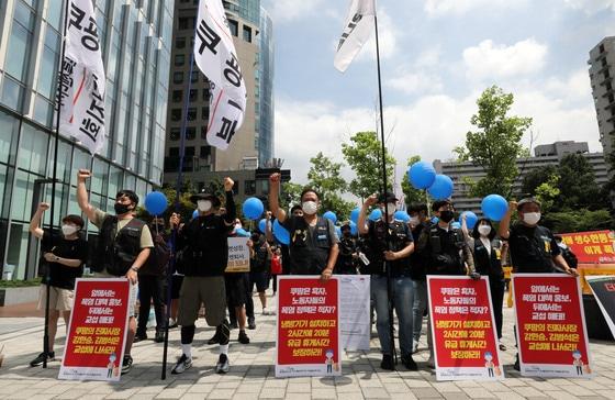 본문 이미지 - 민주노총 공공운수노조 쿠팡지부와 쿠팡물류센터지회, 라이더유니온 쿠팡이츠협의회 노동자들이 지난달 14일 서울 송파구 쿠팡 본사 앞에서 가진 노사관계 파행 및 성실 교섭 촉구를 위한 쿠팡3개사 노조 공동투쟁 집회에서 구호를 외치는 모습. 2022.7.14/뉴스1 ⓒ News1 박세연 기자