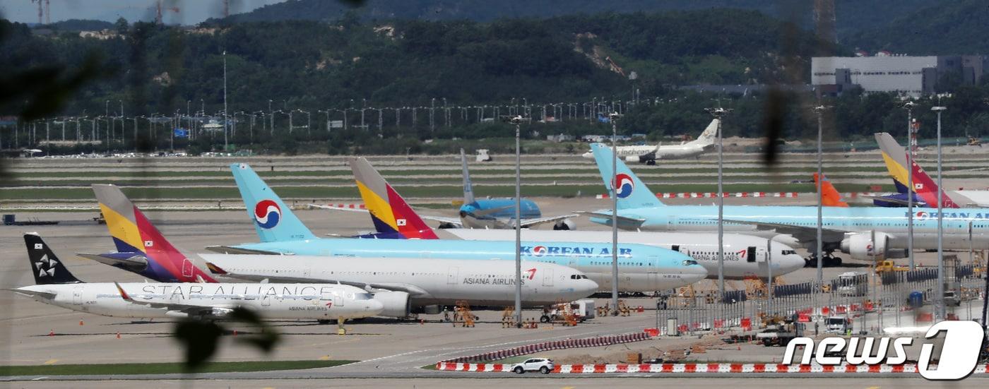 본문 이미지 - 인천국제공항 계류장에서 여객기들이 이륙을 기다리고 있다. 2022.7.14/뉴스1 ⓒ News1 이동해 기자