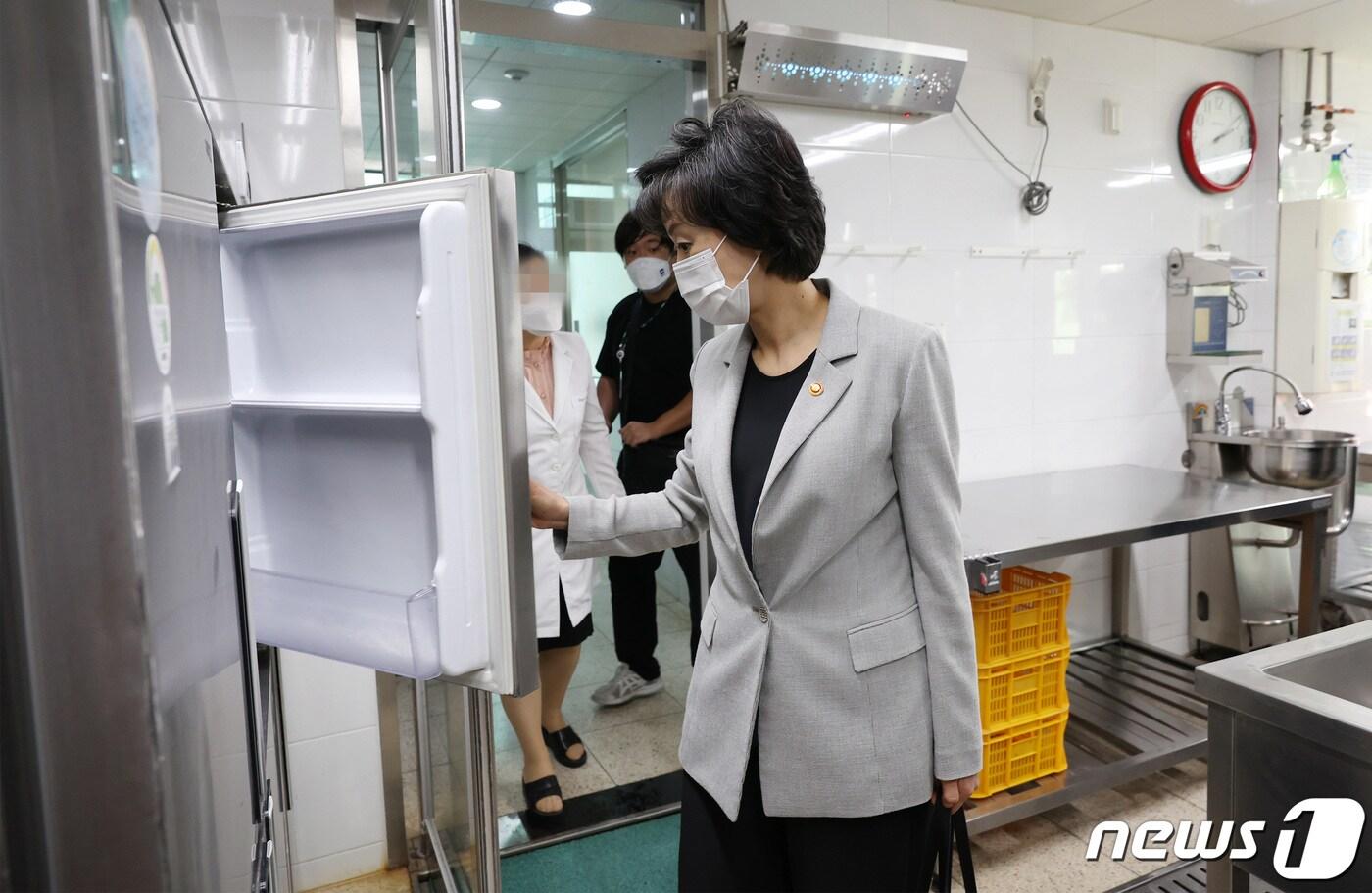 취임 후 첫 학교 현장 방문에 나선 박순애 사회부총리 겸 교육부 장관이 14일 오후 서울 강서구 방화초등학교 조리실을 둘러보고 있다. 박 부총리는 이날 학교 내 협력적 학생 성장 지원을 위한 현장 의견을 수렴하고 학교 급식 및 방역 상황을 점검했다. 2022.7.14/뉴스1 ⓒ News1 김진환 기자