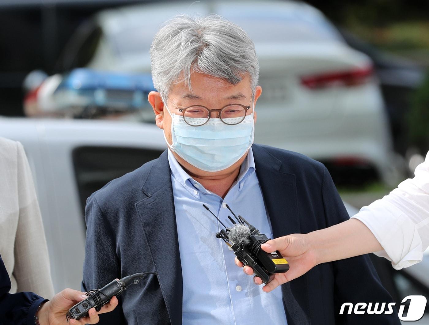 본문 이미지 - 민유성 전 산업은행장이 지난달 14일 오후 서울 서초구 서울중앙지방법원에서 열리는 변호사법 위반 혐의 영장실질심사에 출석하고 있다./뉴스1 ⓒ News1 구윤성 기자