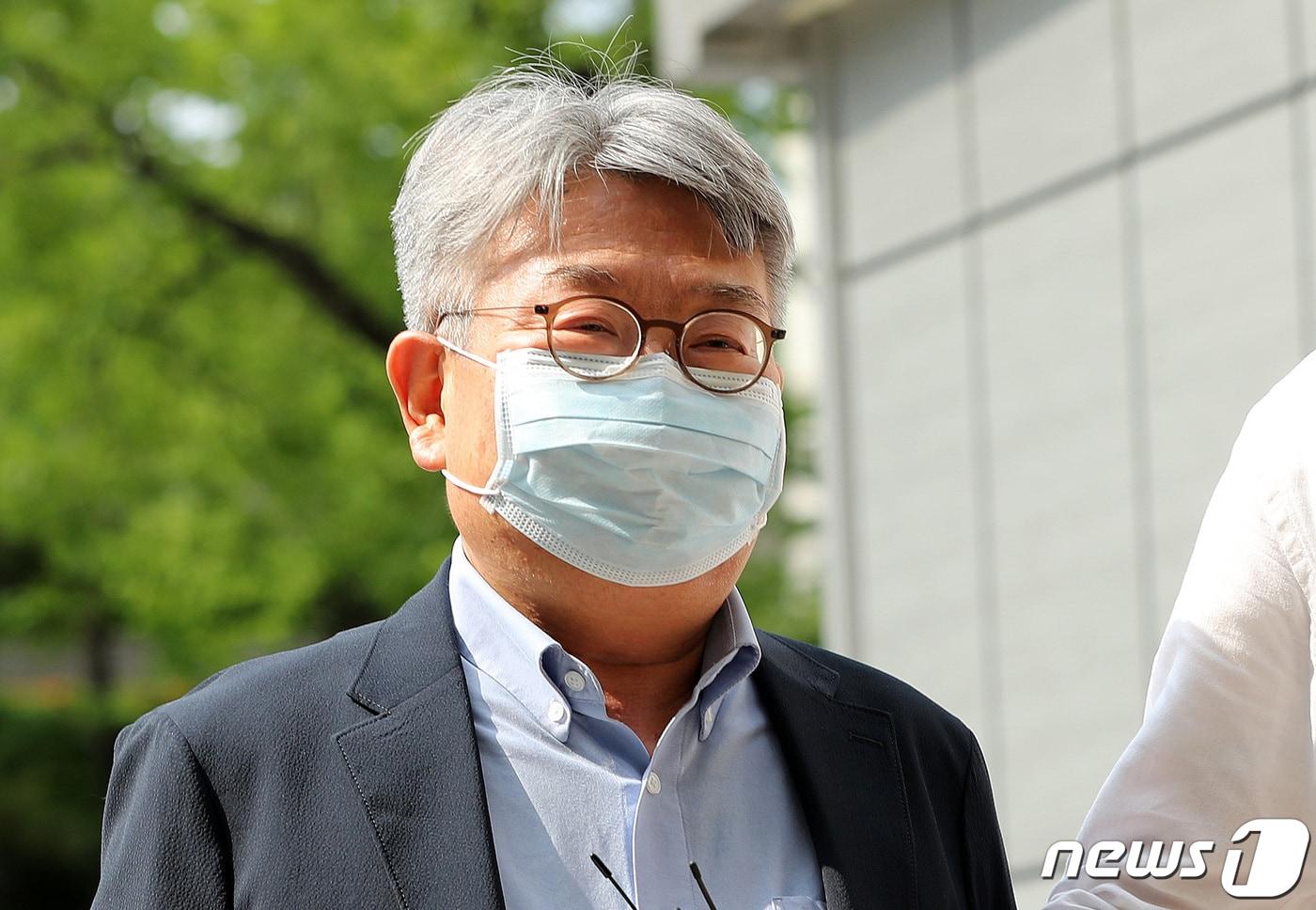 민유성 전 산업은행장이 14일 오후 서울 서초구 서울중앙지방법원에서 열리는 변호사법 위반 혐의 영장실질심사에 출석하고 있다. 민 전 은행장은 2015년 10월부터 2017년 8월까지 변호사 자격이 없는데도 신동빈 롯데그룹 회장과 경영권을 다투던 신동주 SDJ코퍼레이션 회장의 법률 사무를 봐주고 자문 회사 계좌로 198억원 상당을 수수한 혐의를 받고 있다. 2022.7.14/뉴스1 ⓒ News1 구윤성 기자