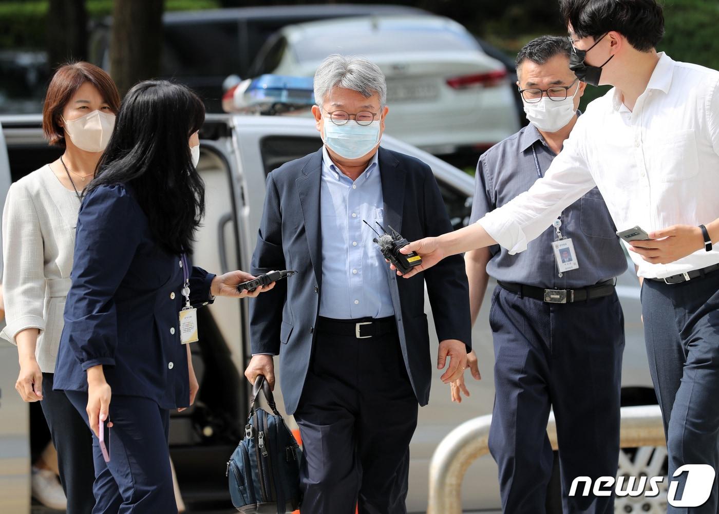 본문 이미지 - 민유성 전 산업은행장이 변호사법 위반 혐의 영장실질심사를 받기 위해 서울중앙지법에 출석하고 있다. . 2022.7.14/뉴스1 ⓒ News1 구윤성 기자