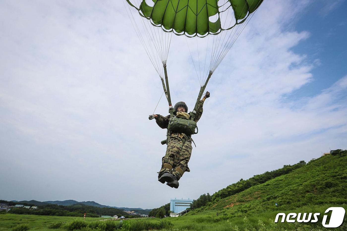 본문 이미지 - 육군사관학교는 3학년 생도들이 지난달 27일부터 특수전학교에서 공수기본 훈련을 하고 있다고 15일 밝혔다. (육군사관학교 제공) 2022.7.15/뉴스1