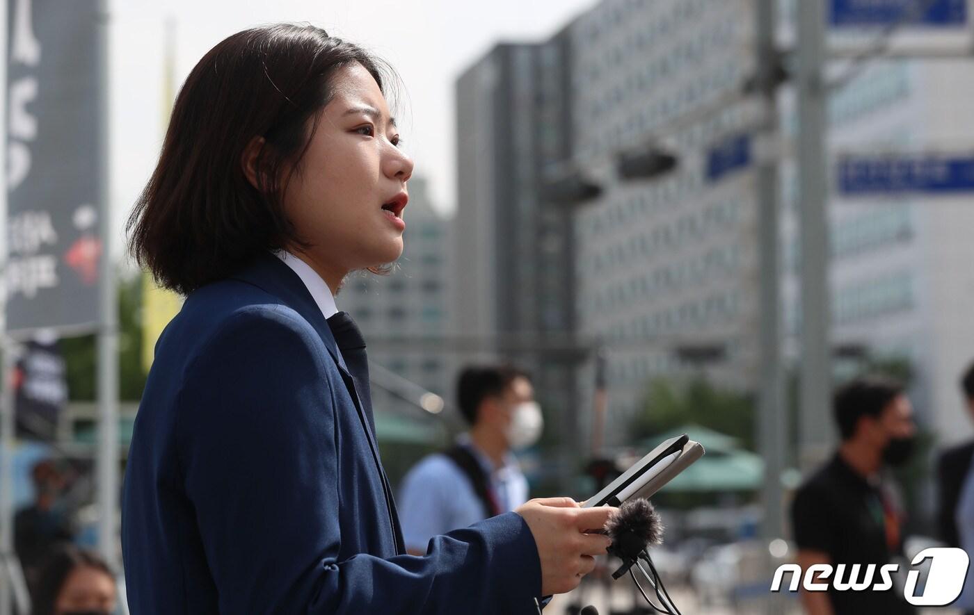 본문 이미지 - 박지현 전 더불어민주당 공동비상대책위원장이 15일 오전 서울 여의도 국회 앞에서 8·28 전당대회 당 대표 출마 선언 기자회견을 하고 있다. (공동취재)/뉴스1 ⓒ News1 이재명 기자