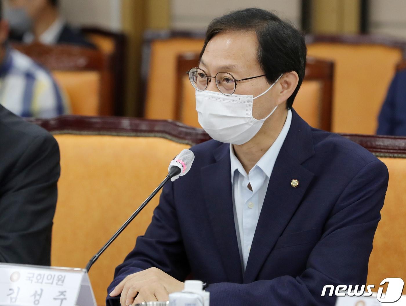 본문 이미지 - 김성주 더불어민주당 전북도당위원장이 지난 7월 15일 전북 전주시 전북도청 종합상황실에서 열린 '전북 국회의원·도·시군 예산정책협의회'에 참석해 인사말을 하고 있다. 2022.7.15/뉴스1 ⓒ News1 유경석 기자