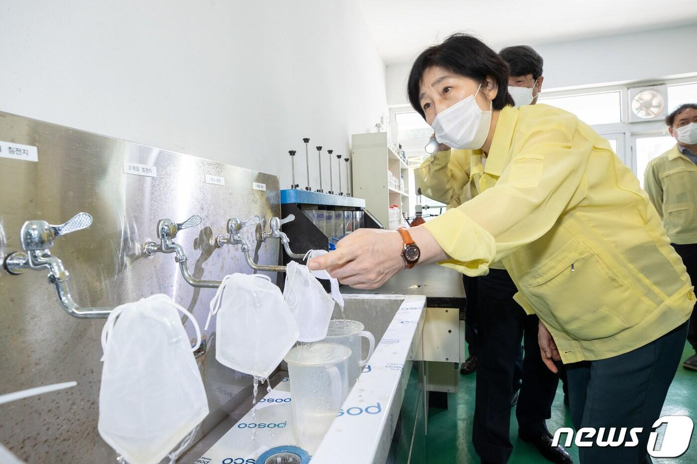본문 이미지 - 한화진 환경부 장관이 15일 오전 경기도 수원 장안구 광교정수장에서 수원의 수돗물 유충 발생 현장 대응상황을 점검하고 있다. 최근 전국 곳곳 정수장에서 발견되고 있는 유충 발생 문제를 해결하기 위한 방문이다. (환경부 제공) 2022.7.15/뉴스1