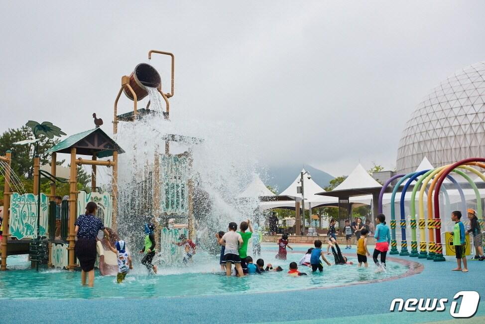 본문 이미지 - 국립부산과학관 야외전시장 물놀이 시설에서 아이들이 물놀이를 하고 있다(국립부산과학관 제공)ⓒ 뉴스1