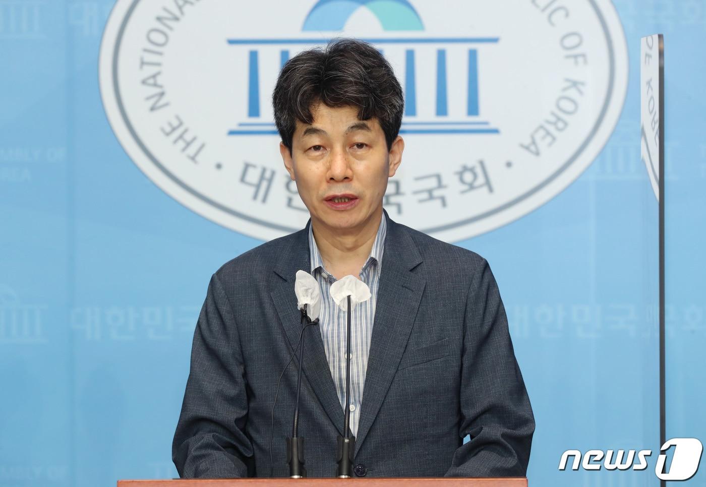 본문 이미지 - 윤건영 더불어민주당 의원. 사진은 지난 7월 15일 서해 공무원 사망사건 TF 위원인 윤 의원이 서울 여의도 국회 소통관에서 최종 결과 보고 기자회견을 하고 있는 모습. (공동 취재) ⓒ News1 이재명 기자