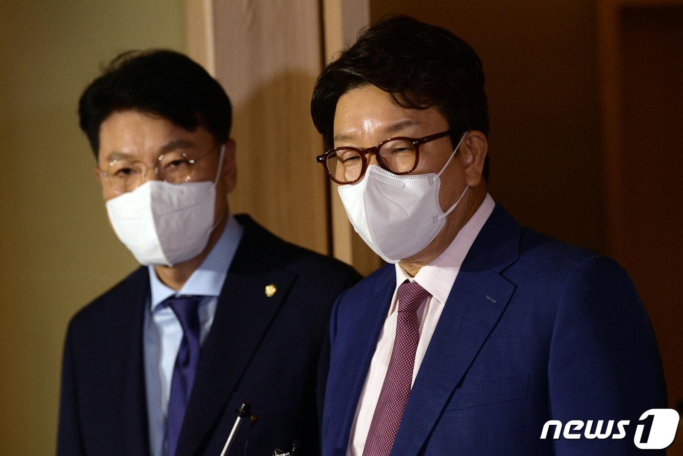 본문 이미지 - 권성동 국민의힘 대표 직무대행 겸 원내대표(오른쪽)와 장제원 의원이 15일 서울 여의도의 한 식당에서 오찬을 마친 후 취재진 질문에 답변하고 있다. (공동취재) 2022.7.15/뉴스1 ⓒ News1 이재명 기자