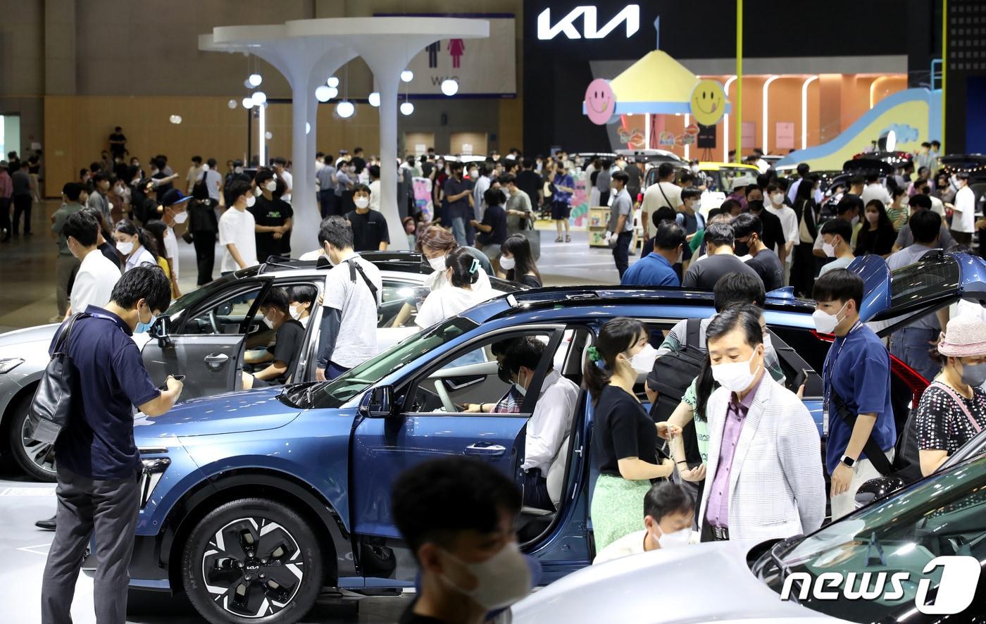 부산 해운대구 벡스코에서 열린 '2022부산국제모터쇼'에서 관람객들이 전시된 차량들을 살펴보고 있다. 2022.7.15/뉴스1 ⓒ News1 