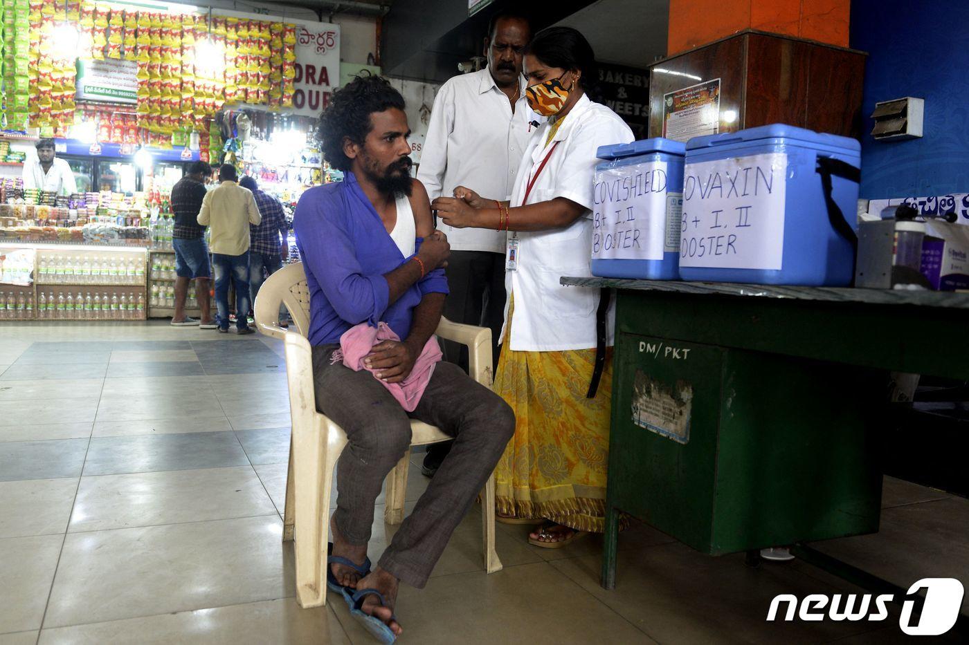 본문 이미지 - 15일(현지시간) 인도 하이데라바드의 버스정류장에서 부스터샷을 맞는 한 시민 <자료사진> ⓒ AFP=뉴스1 ⓒ News1 유민주 기자