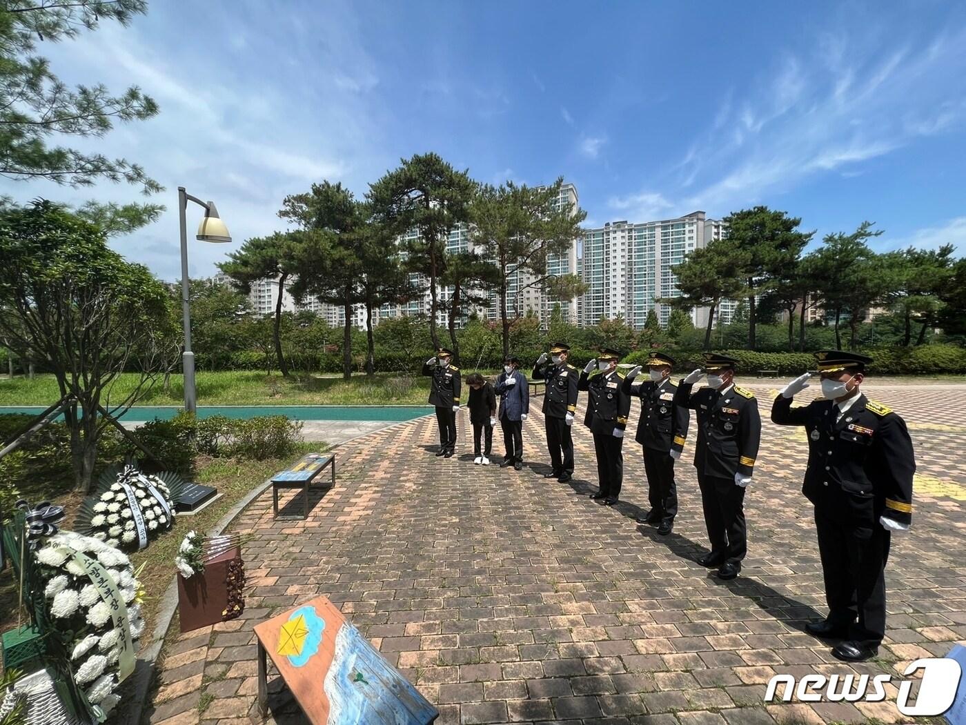 본문 이미지 - 강원도소방본부는 15일 광주광역시 추모공원에서 소방헬기 추락 사고로 순직한 소방관을 기리기 위한 추모식을 진행했다.(강원도소방본부 제공)ⓒ 뉴스1