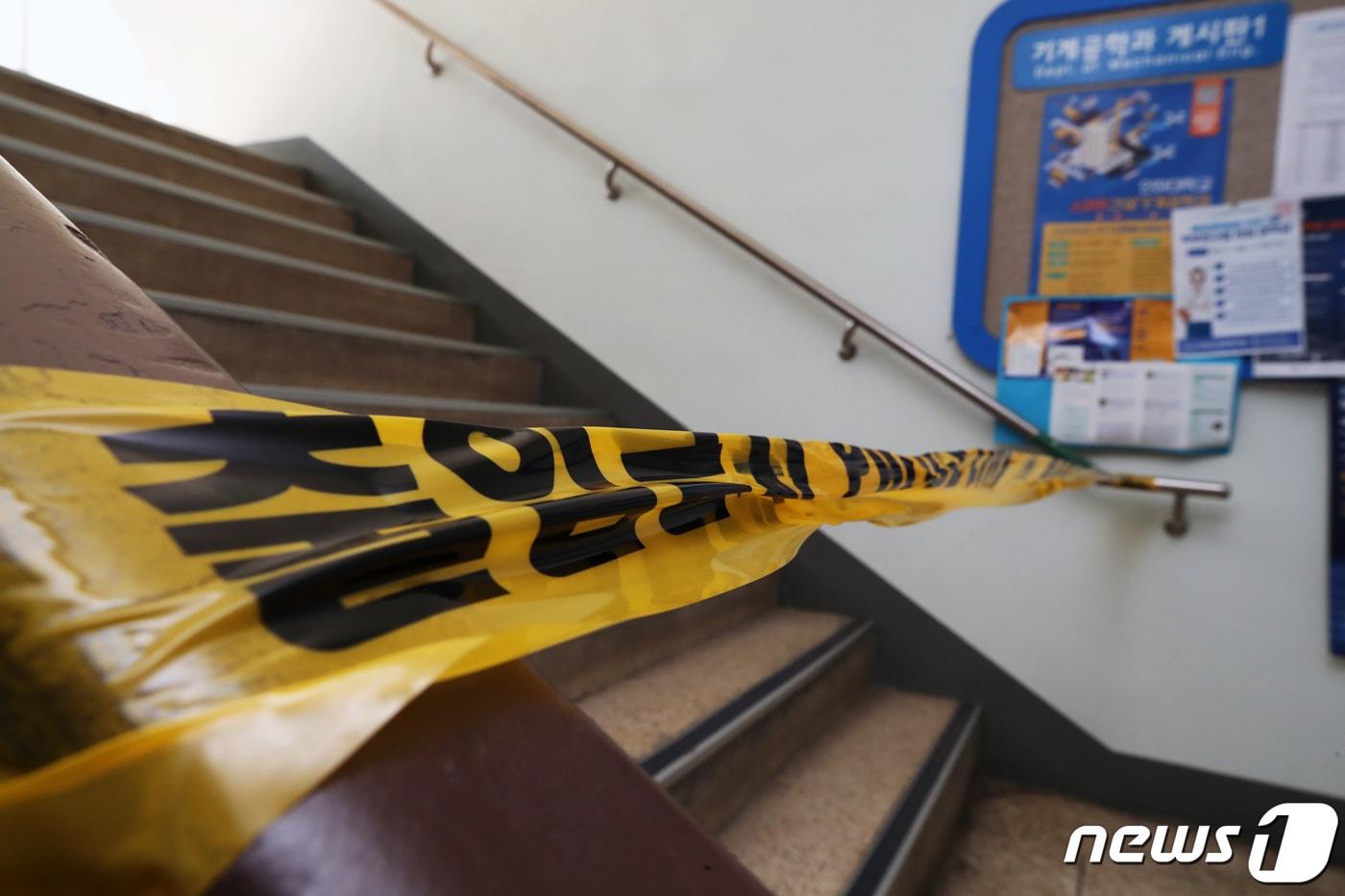 15일 오전 3시 49분쯤 인천시 미추홀구 인하대 캠퍼스에서 20대 여성이 옷을 입지 않은 상태로 머리에 피를 흘린 채 발견돼 경찰이 수사중이다. 경찰은 20대 여성이 숨지기 직전 함께 있었던 20대 남성을 임의동행해 조사를 벌이다 피의자 신분으로 전환했다. 20대 여성이 추락한 인하대 공대 건물에 출입금지 테이프가 붙여져 있다. 2022.7.15/뉴스1 ⓒ News1 정진욱 기자