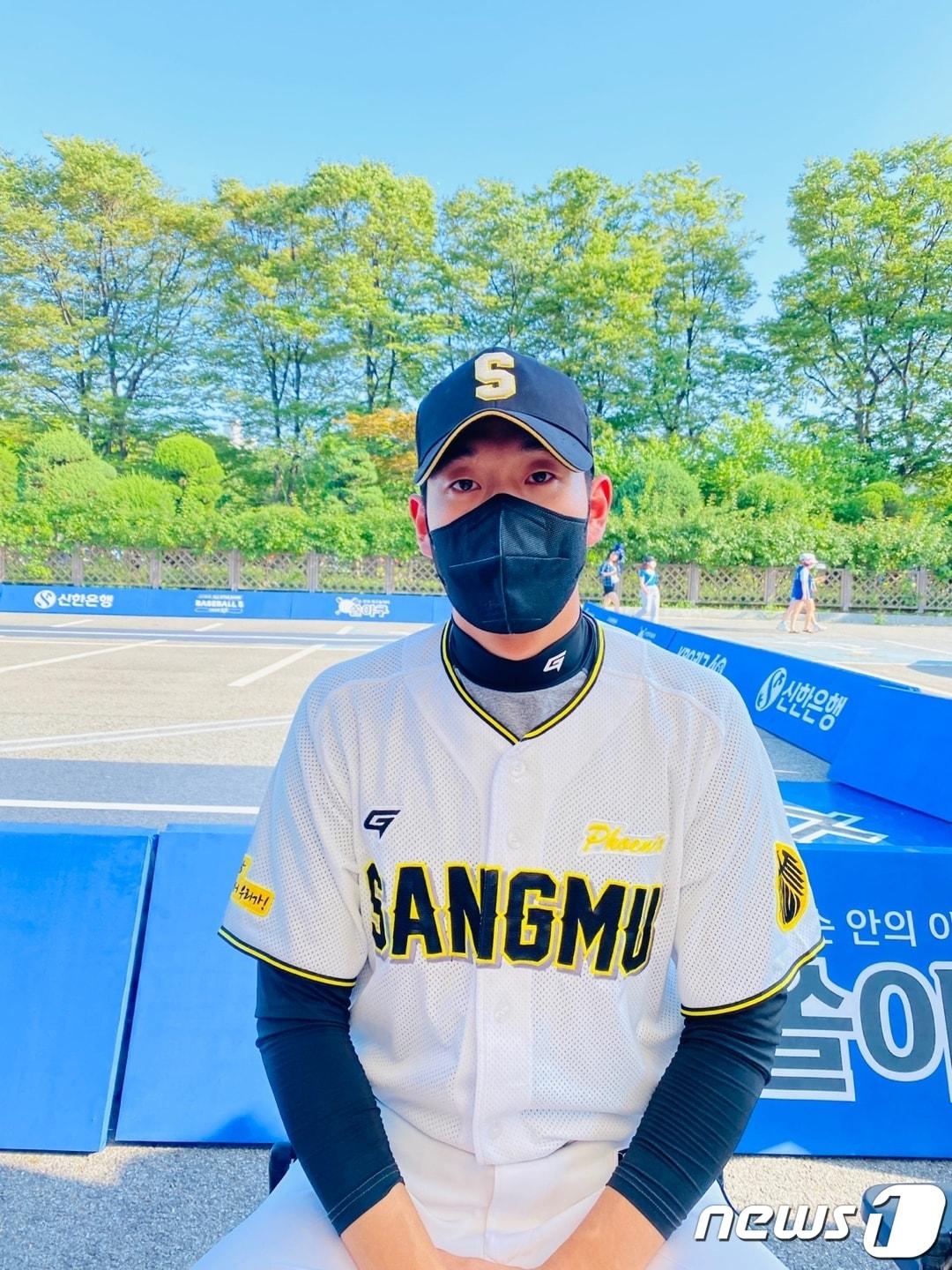 본문 이미지 - 상무 야구단 나승엽이 15일 퓨처스 올스타전 베이스볼5 행사에 참가한 뒤 인터뷰를 하고있다.ⓒ 뉴스1 서장원기자