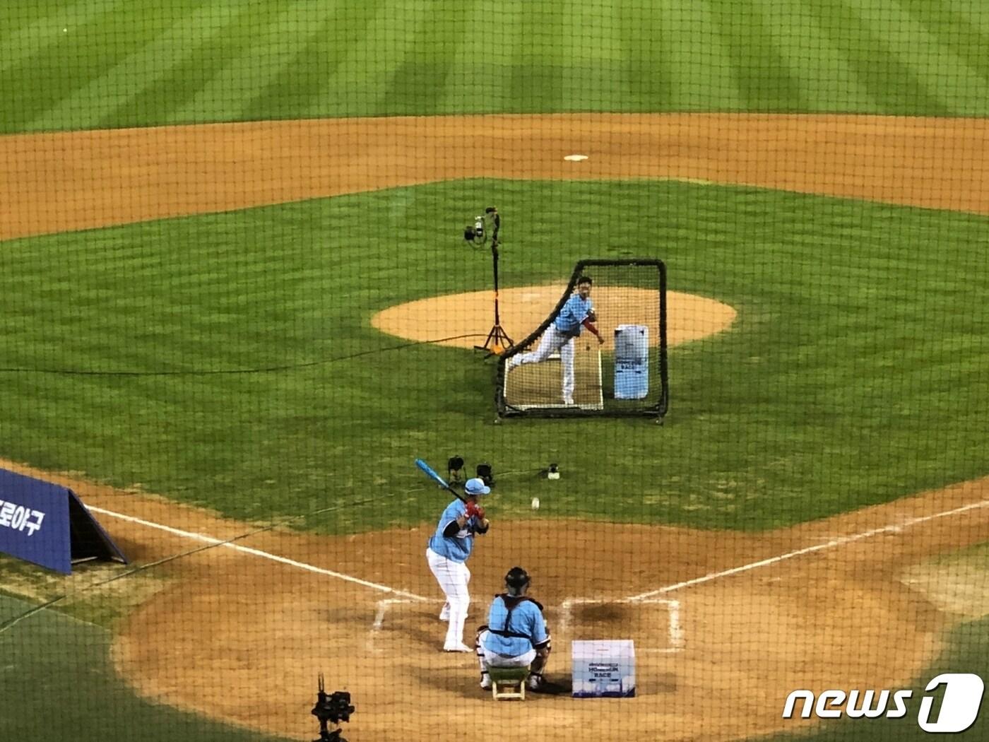 본문 이미지 - 이대호가 2022 올스타전 홈런레이스를 진행하는 모습. ⓒ 뉴스1