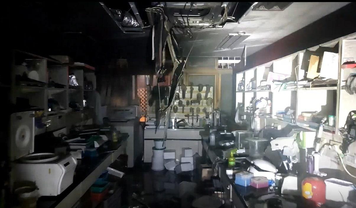 본문 이미지 - 15일 오후 10시48분쯤 서울 동대문구 경희대 의과대학교 실험실에 화재가 발생했다. (서울 동대문소방서 제공)ⓒ 뉴스1