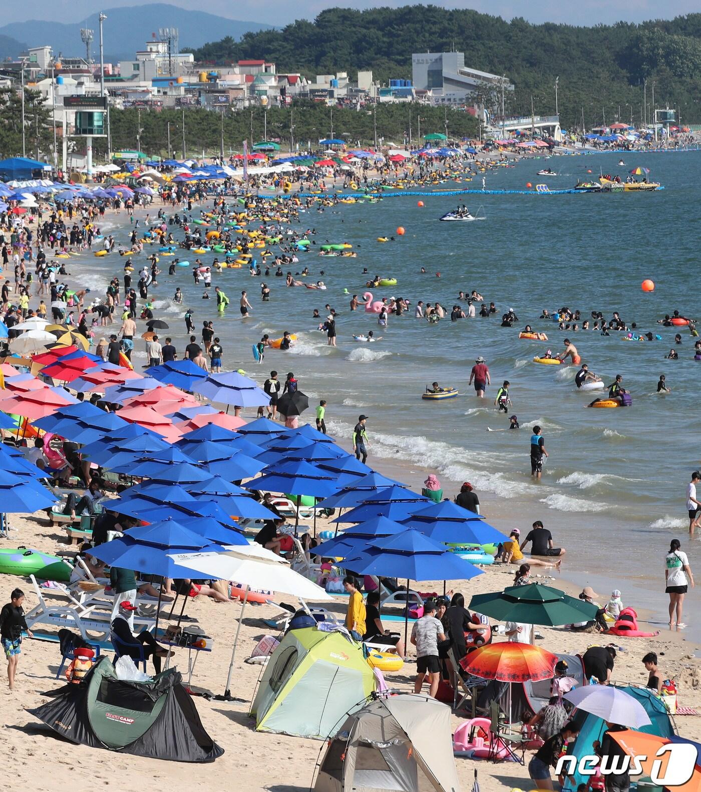 본문 이미지 - 7월 마지막 주말이자 올 피서철 극성수기를 맞은 30일 대천해수욕장에는 31~34도의 폭염을 피해 나들이에 나선 시민들로 인산인해를 이뤘다.ⓒ News1