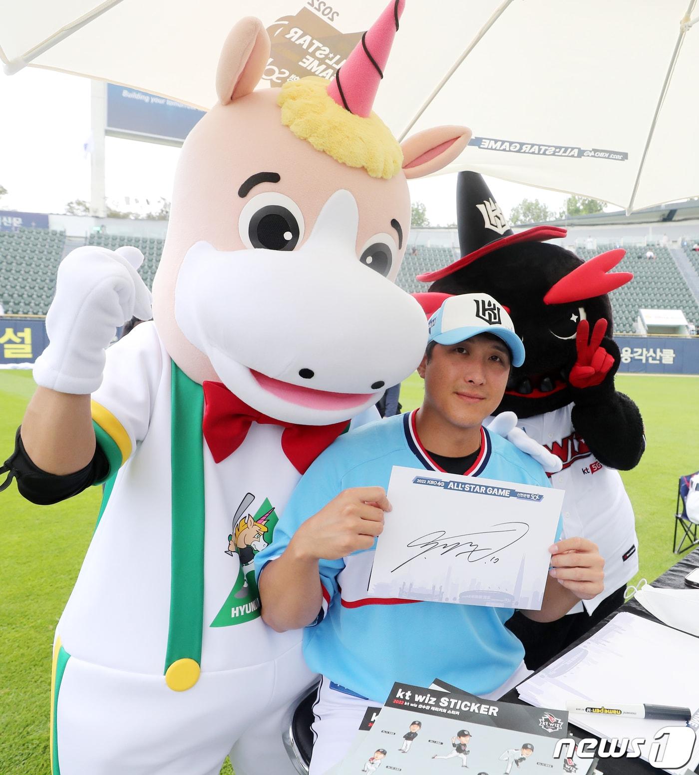 본문 이미지 - 2026시즌 KBO리그엔 현대 유니콘스 출신 현역 선수로 황재균만 남을 가능성이 높다. 사진은 2022년 올스타전에서 황재균이 현대 유니콘스 마스코트와 함께 포즈를 취한 모습. 2022.7.16/뉴스1 ⓒ News1 김진환 기자