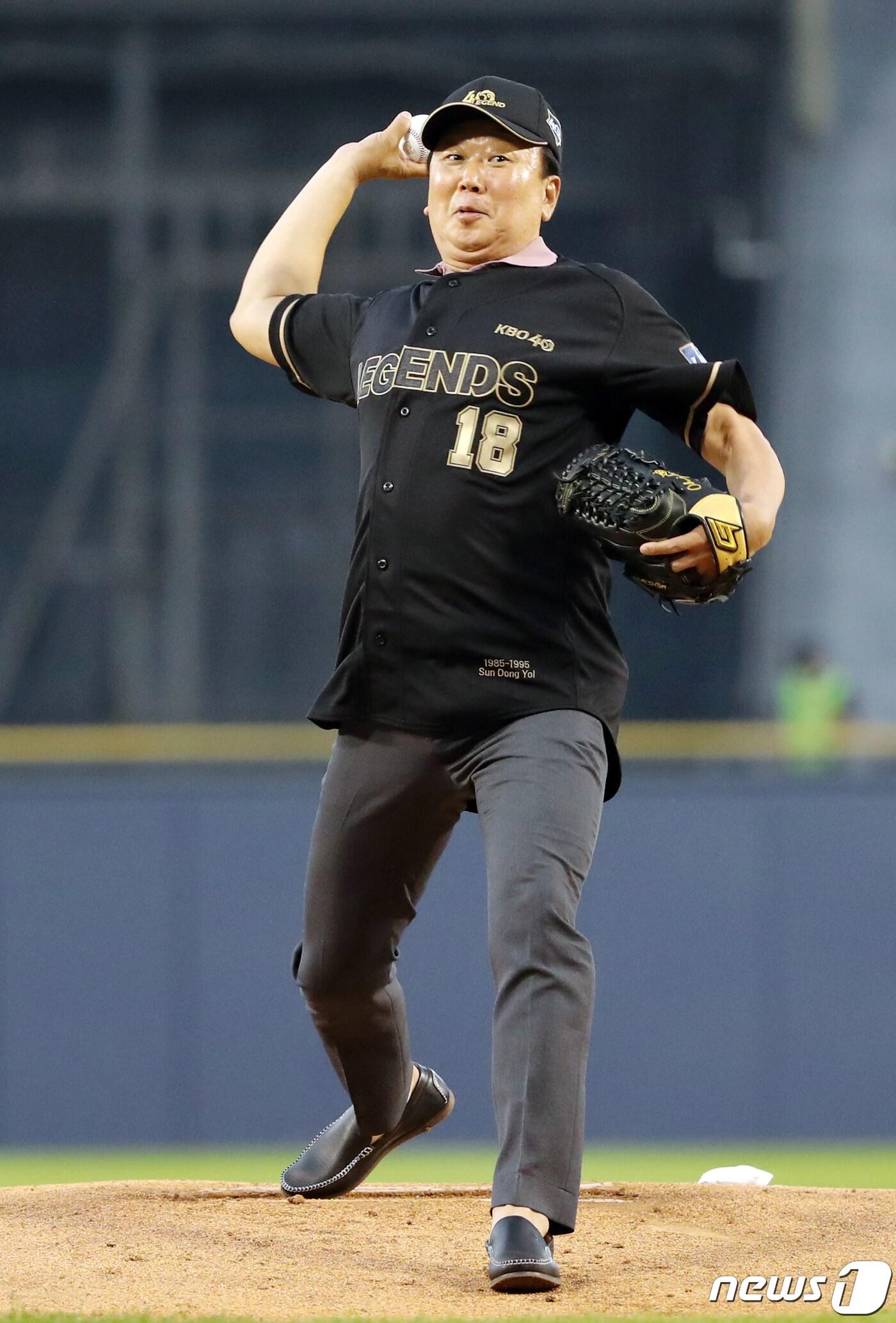 본문 이미지 - 선동열 전 감독이 16일 오후 서울 송파구 잠실야구장에서 열린 '2022 신한은행 SOL KBO리그 올스타전’ 드림팀과 나눔팀의 경기에 앞서 시구를 하고 있다. 2022.7.16/뉴스1 ⓒ News1 김진환 기자