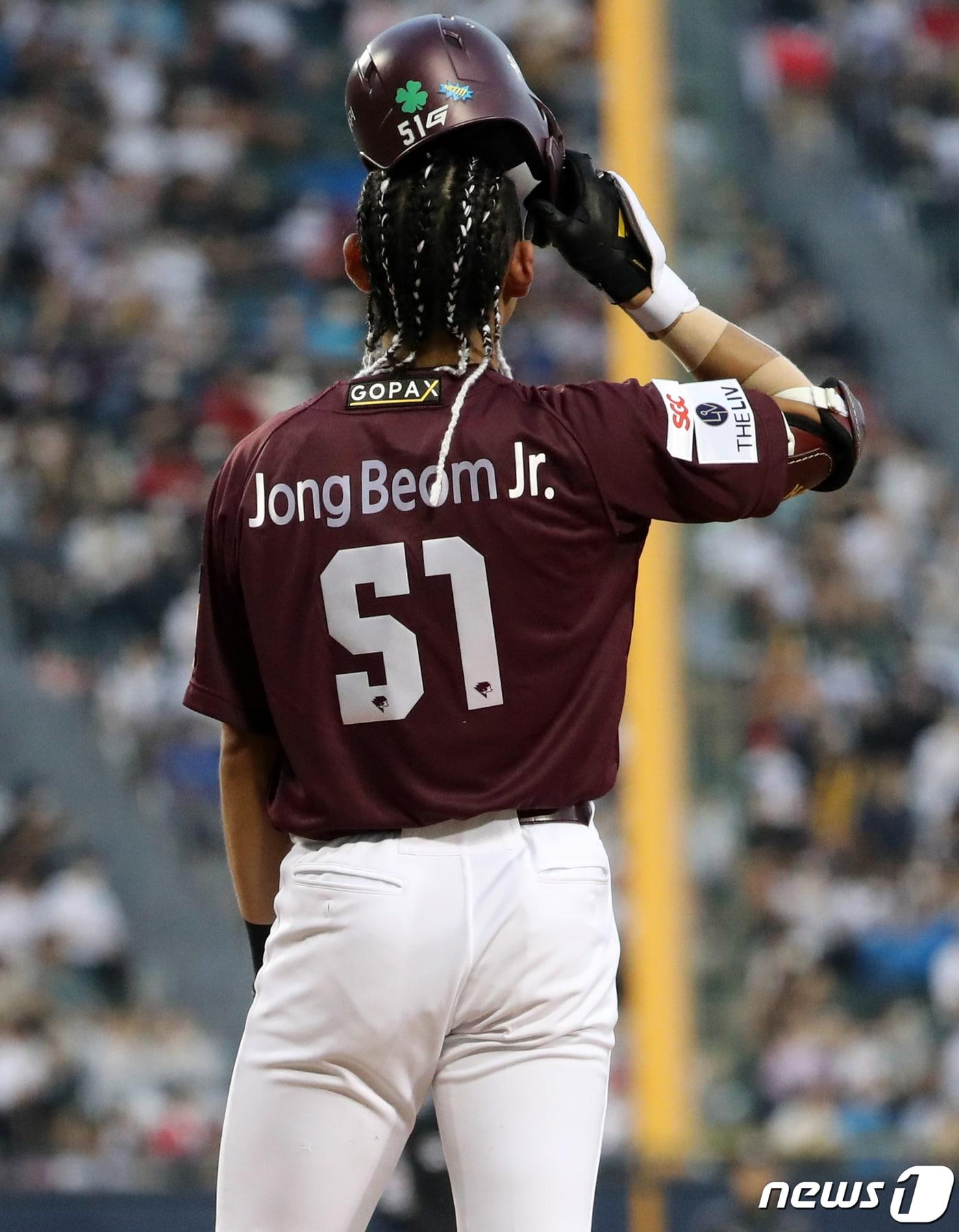 본문 이미지 - 이정후가 16일 열린 KBO 올스타전에서 1회초 선두타자로 나와 헬멧을 벗고 있다. /뉴스1 DB ⓒ News1 김진환 기자