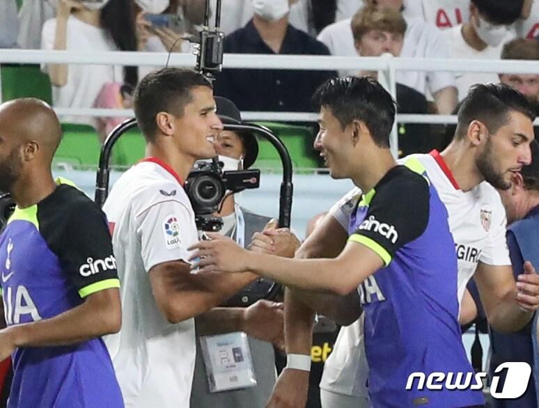 본문 이미지 - 2022년 한국에서 펼쳐진 프리시즌 연습경기에서 인사를 나누는 손흥민과 에릭 라멜라. /뉴스1 ⓒ News1 김영운 기자