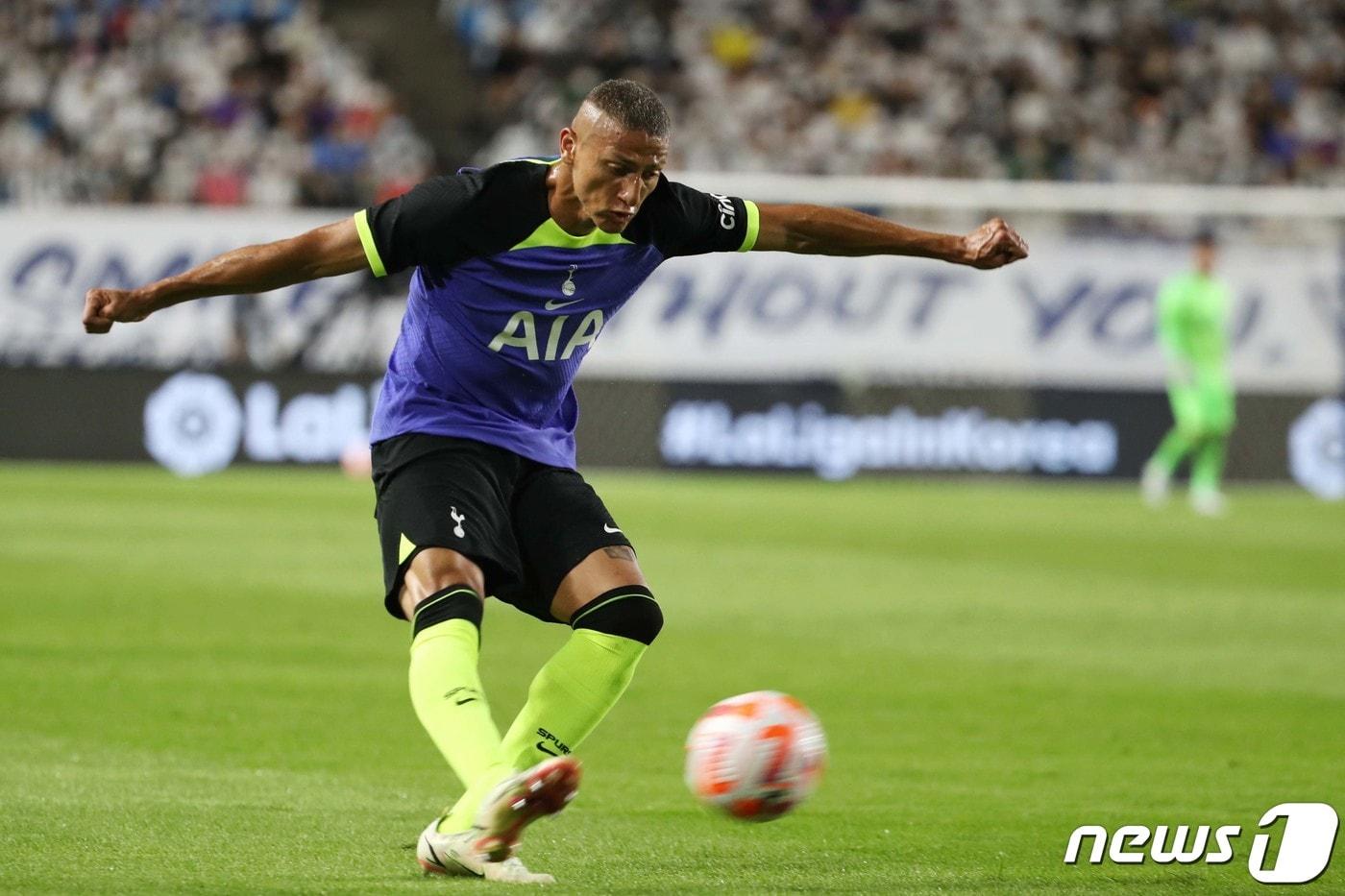 본문 이미지 - 토트넘 히샬리송이 16일 수원월드컵경기장에서 열린 쿠팡플레이 시리즈 2차전 토트넘 홋스퍼와 세비야FC의 경기에서 상대문전을 향해 크로스를 올리고 있다. 2022.7.16/뉴스1 ⓒ News1 이광호 기자