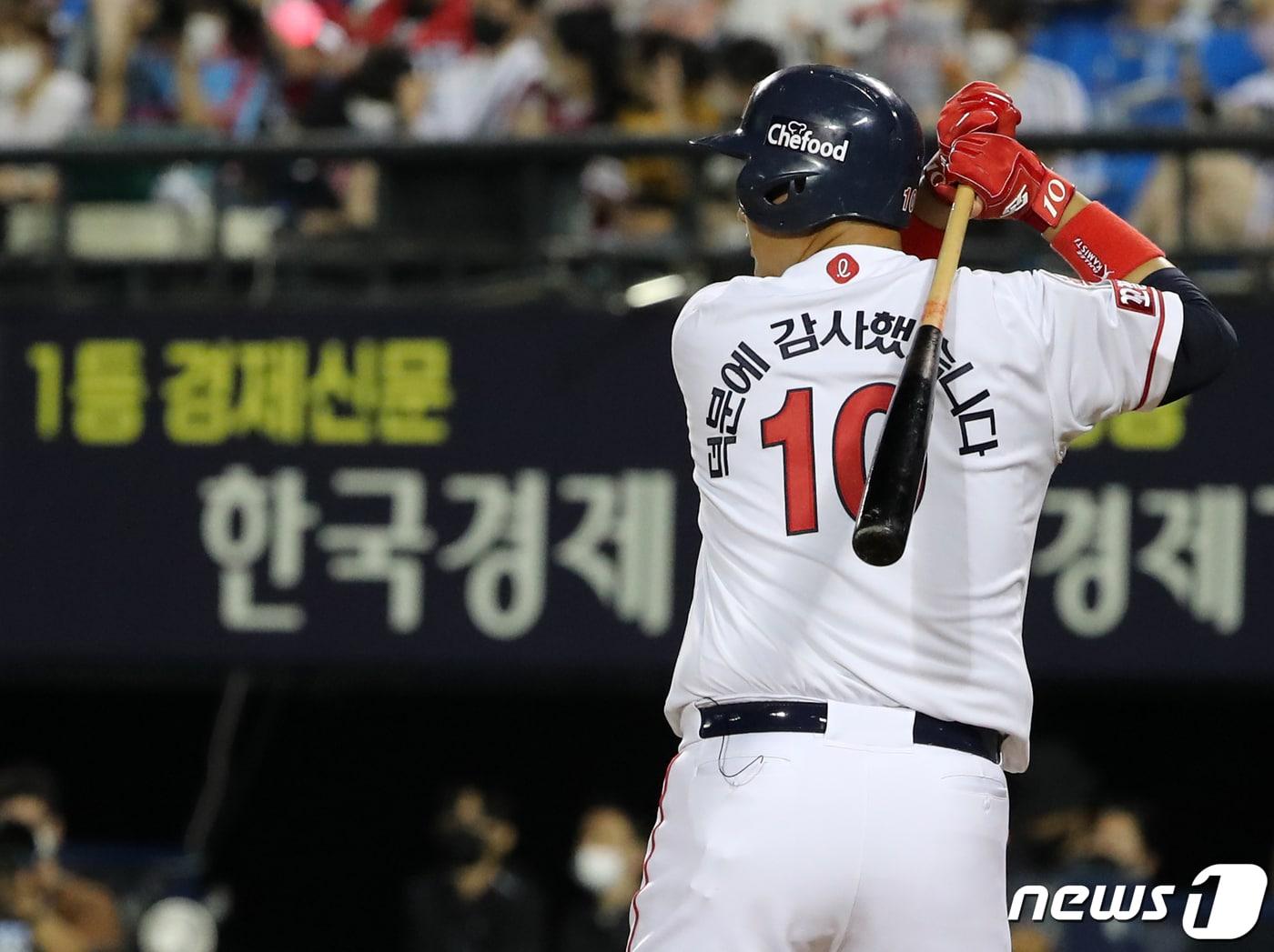 본문 이미지 - 16일 오후 서울 송파구 잠실야구장에서 열린 '2022 신한은행 SOL KBO리그 올스타전’ 드림팀과 나눔팀의 경기, 드림팀 이대호가 5회말 1사 1루 '덕분에 감사했습니다' 마킹이 새겨진 유니폼을 입고 타석에서 타격 준비를 하고 있다. 2022.7.16/뉴스1 ⓒ News1 김진환 기자