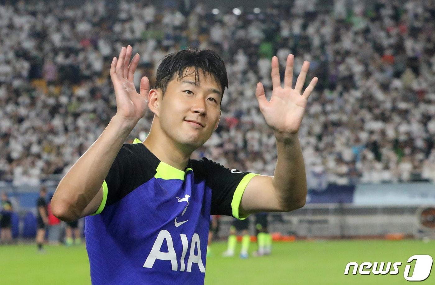 토트넘 손흥민이 16일 오후 경기 수원시 팔달구 수원월드컵경기장에서 열린 쿠팡플레이 시리즈 2차전 토트넘 홋스퍼와 세비야FC의 경기를 마치고 관중들에게 인사하고 있다. 이날 경기는 1대1 무승부로 끝났다 2022.7.16/뉴스1 ⓒ News1 김영운 기자