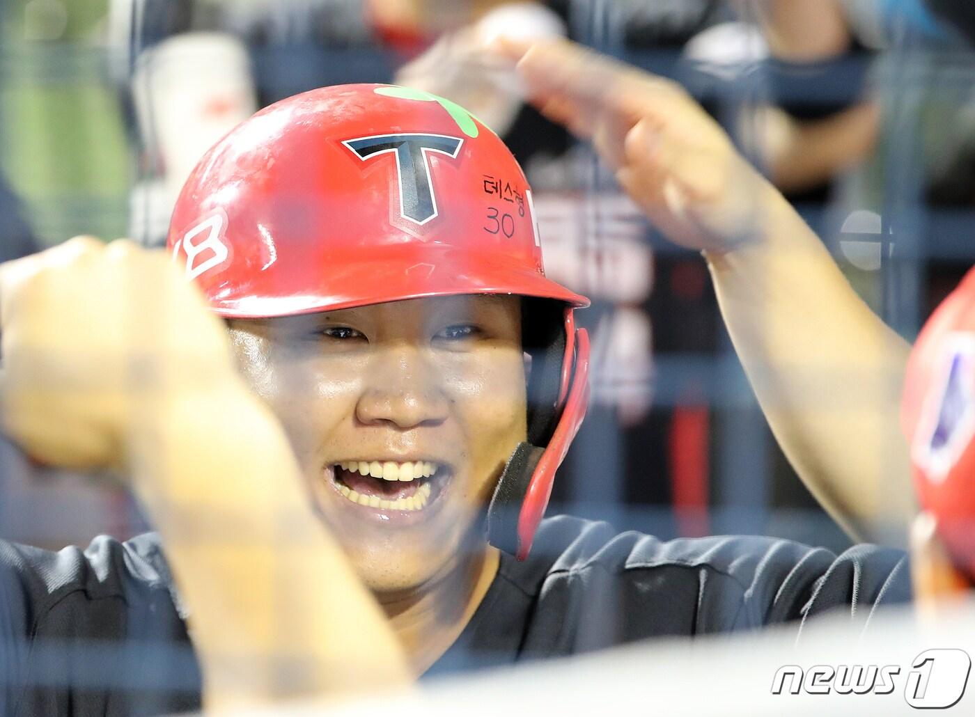 본문 이미지 - 16일 오후 서울 송파구 잠실야구장에서 열린 '2022 신한은행 SOL KBO리그 올스타전’ 드림팀과 나눔팀의 경기, 나눔팀 황대인이 8회초 무사 1루에서 동점 투런홈런을 친 후 더그아웃에서 동료들과 기쁨을 나누고 있다. 2022.7.16/뉴스1 ⓒ News1 김진환 기자