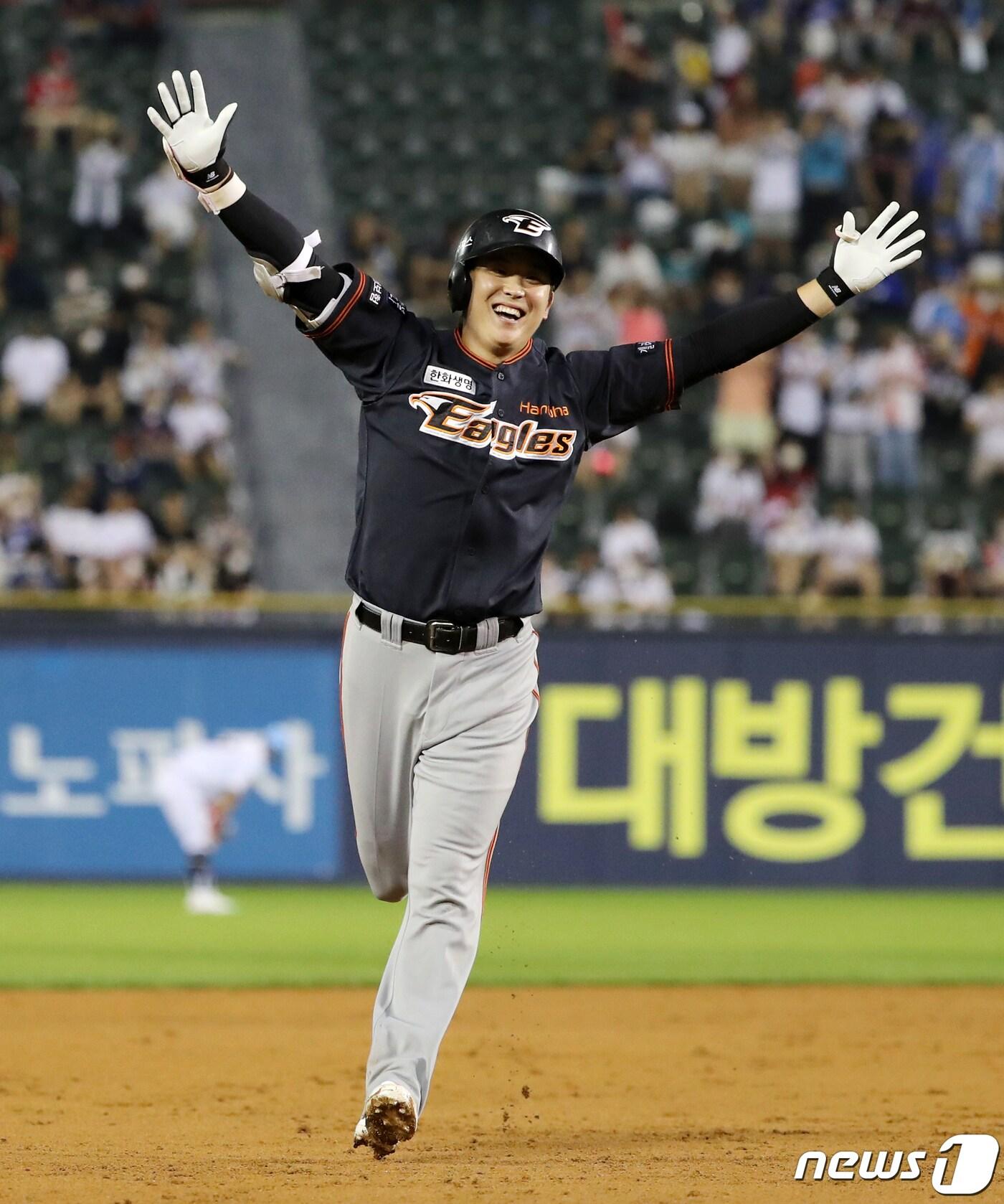 본문 이미지 - 16일 오후 서울 송파구 잠실야구장에서 열린 '2022 신한은행 SOL KBO리그 올스타전’ 드림팀과 나눔팀의 경기, 나눔팀 정은원이 10회초 투런 홈런을 친 후 환호하며 홈으로 향하고 있다. 2022.7.16/뉴스1 ⓒ News1 김진환 기자