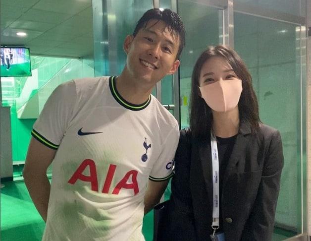 본문 이미지 - 이정현 아나운서(오른쪽)과 축구선수 손흥민. (인스타그램 갈무리) ⓒ 뉴스1