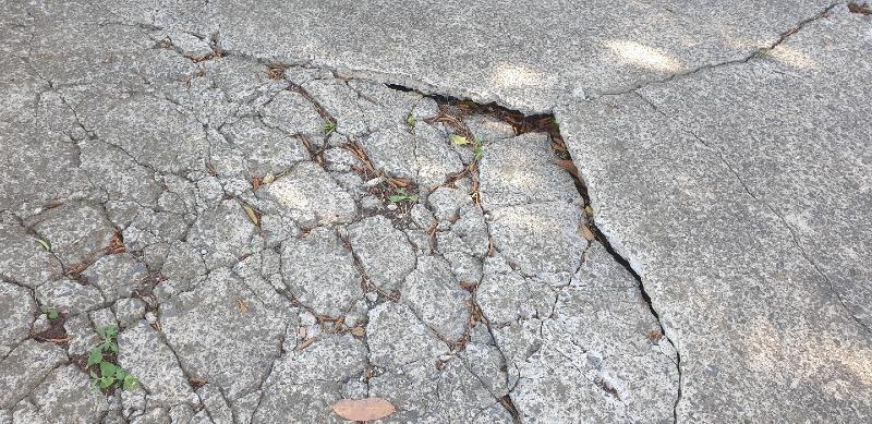 본문 이미지 - 이 도로의 주인으로 알려진 남성과 여성이 까졌다고 주장한 도로의 모습. ('보배드림' 갈무리) ⓒ 뉴스1