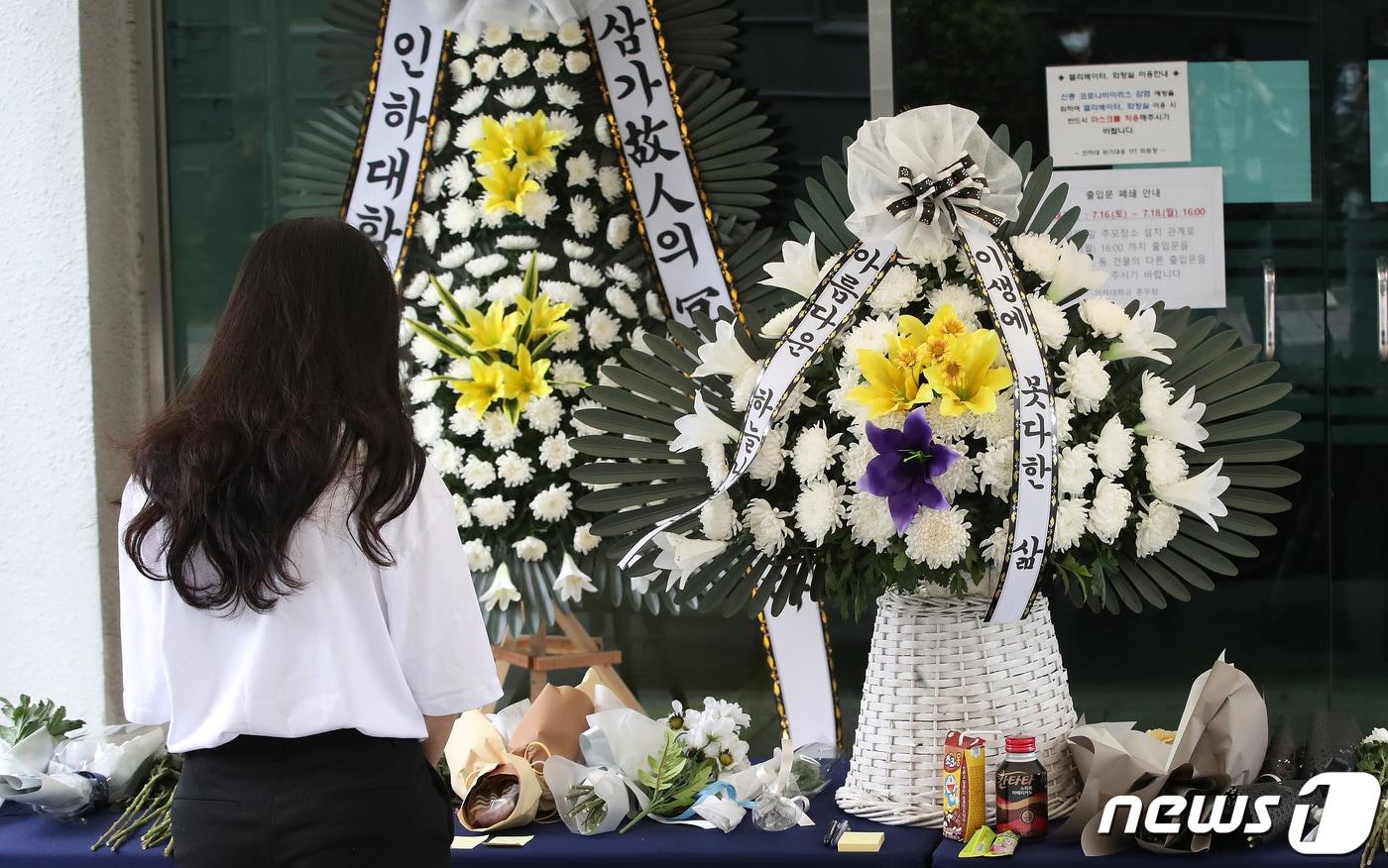 인하대학교 캠퍼스에서 같은 학교 재학생을 성폭행한 뒤 건물에서 추락해 숨지게 한 사건이 발생한 가운데 17일 오전 인천광역시 인하로 인하대학교에 마련된 추모공간에서 한 학생이 추모를 하고 있다. 뉴스1 ⓒ News1