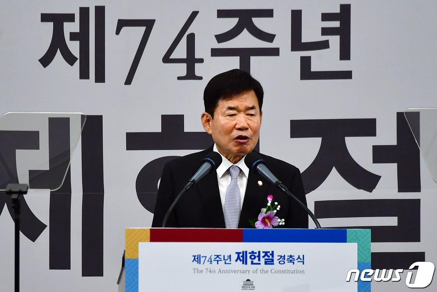 본문 이미지 - 김진표 국회의장이 지난해 7월17일 서울 여의도 국회에서 열린 제 74주년 제헌절 경축식에서 경축사를 하고 있다. (공동취재) 2022.7.17/뉴스1 ⓒ News1 허경 기자