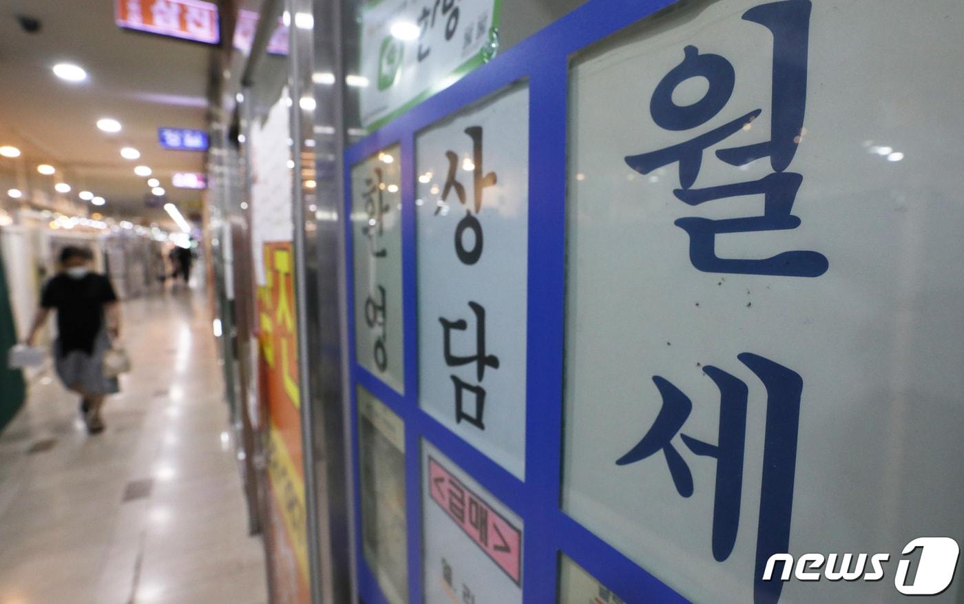 본문 이미지 - 서울 도심의 한 부동산에 '월세' 상담을 알리는 문구가 붙어 있다. 2022.7.17/뉴스1 ⓒ News1 송원영 기자